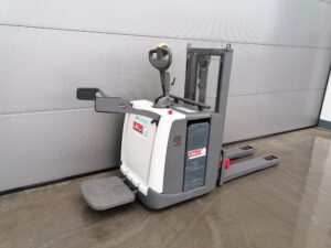 2Ton elektrische meerijstapelaar met opstaand platform en zijbeugels -UniCarriers - Mitsubishi - Wybo Lifting