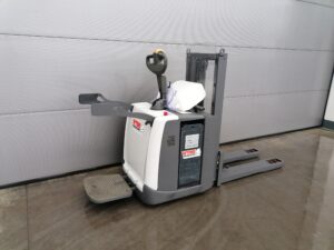 2Ton elektrische meerijstapelaar met opstaand platform en zijbeugels -UniCarriers - Mitsubishi - Wybo Lifting