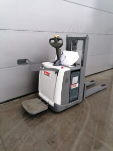 2Ton elektrische meerijstapelaar met opstaand platform en zijbeugels -UniCarriers - Mitsubishi - Wybo Lifting