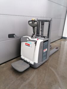 2Ton elektrische meerijstapelaar met opstaand platform en zijbeugels -UniCarriers - Mitsubishi - Wybo Lifting