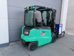 3.5Ton elektrische heftruck Mitsubishi met compacte draaicirkel en Semi cabine - Wybo Lifting