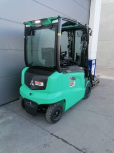 3.5Ton elektrische heftruck Mitsubishi met compacte draaicirkel en Semi cabine - Wybo Lifting