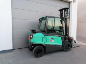 5.5Ton elektrische heftruck Mitsubishi - Robuust en compacte machine - deluxe cabine met verwarming - Wybo Lifting