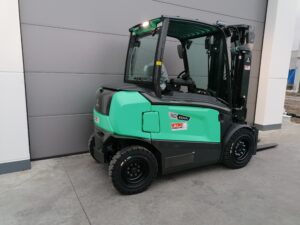 Compacte 5Ton elektrische heftruck met semi cabine en vorkenversteller - Wybo Lifting