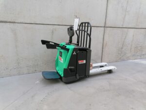 Nieuwe zware elektrische transpallet Mitsubishi met opstaande plank en zijbeugels , stuurbekrachtiging - Wybo Lifting