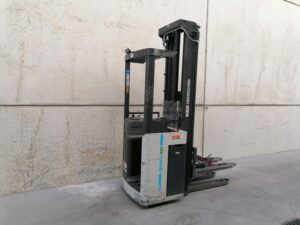Mitsubishi compacte 2Ton instaande stapelaar met hoge hefmast en hoge hefhoogte - Wybo Lifting