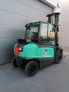 Robuuste elektrische 5.5Ton heftruck Mitsubishi met gesloten cabine en verwarming - Wybo Lifting